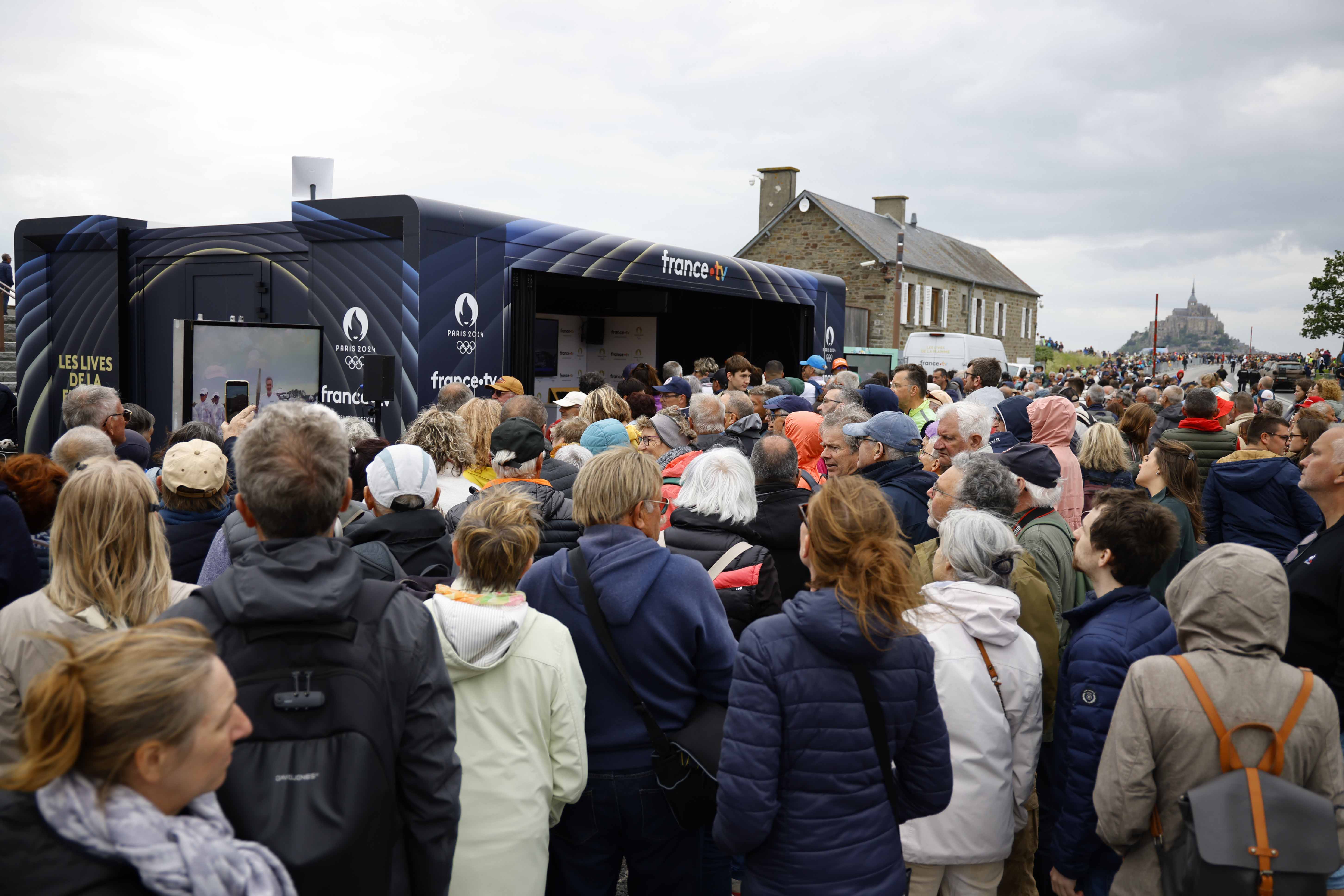 L'esprit olympique au Mont-Saint-Michel avec les " Lives de la flamme " France Télévisions 